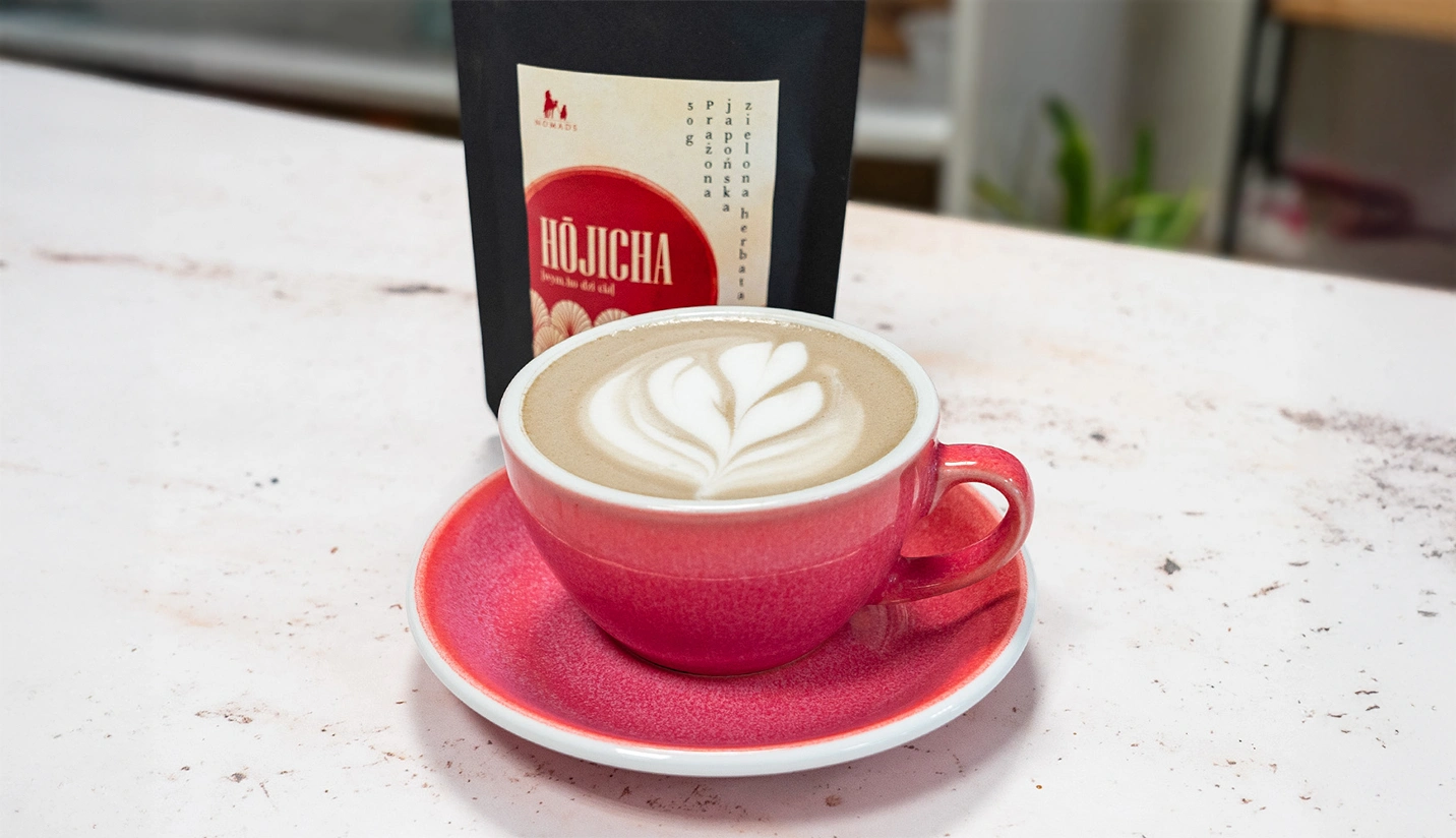 Jak zrobić hojicha latte? Prosty przepis na prażoną herbatę z mlekiem.